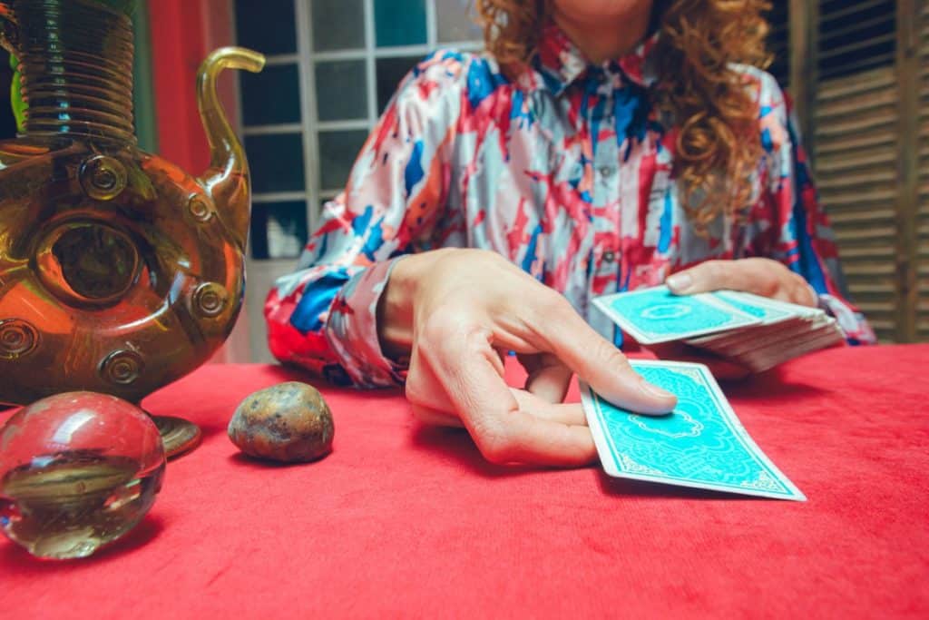 Kupi – prodaj – zamenjaj: tarot v skupnosti Kupi – prodaj – zamenjaj: tarot v skupnosti